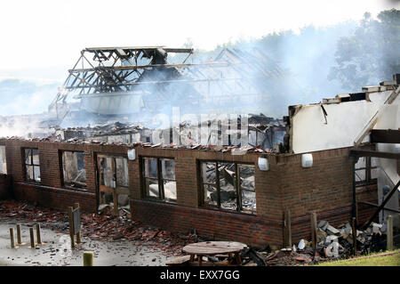 Lac, Isle of Wight, Hampshire, Royaume-Uni. Vendredi 17 Juillet, 2015. GV montrant la lumière du jour a clairement fait la destruction provoquée par un grand incendie qui a détruit une école dans le lac ce matin (vendredi). Cinquante équipes de pompiers de partout dans l'île ont été la lutte contre un incendie au centre de formation de l'île sur Manor Road, Lake depuis minuit une fois qu'il apparaît un mini-bus la propagation du feu à l'école. L'ancien Broadlea école primaire a été complètement détruit. Credit : uknip/ Alamy Live News Banque D'Images