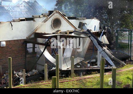 Lac, Isle of Wight, Hampshire, Royaume-Uni. Vendredi 17 Juillet, 2015. GV montrant la lumière du jour a clairement fait la destruction provoquée par un grand incendie qui a détruit une école dans le lac ce matin (vendredi). Cinquante équipes de pompiers de partout dans l'île ont été la lutte contre un incendie au centre de formation de l'île sur Manor Road, Lake depuis minuit une fois qu'il apparaît un mini-bus la propagation du feu à l'école. L'ancien Broadlea école primaire a été complètement détruit. Credit : uknip/ Alamy Live News Banque D'Images