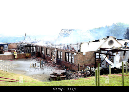 Lac, Isle of Wight, Hampshire, Royaume-Uni. Vendredi 17 Juillet, 2015. GV montrant la lumière du jour a clairement fait la destruction provoquée par un grand incendie qui a détruit une école dans le lac ce matin (vendredi). Cinquante équipes de pompiers de partout dans l'île ont été la lutte contre un incendie au centre de formation de l'île sur Manor Road, Lake depuis minuit une fois qu'il apparaît un mini-bus la propagation du feu à l'école. L'ancien Broadlea école primaire a été complètement détruit. Credit : uknip/ Alamy Live News Banque D'Images