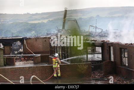 Lac, Isle of Wight, Hampshire, Royaume-Uni. Vendredi 17 Juillet, 2015. GV montrant la lumière du jour a clairement fait la destruction provoquée par un grand incendie qui a détruit une école dans le lac ce matin (vendredi). Cinquante équipes de pompiers de partout dans l'île ont été la lutte contre un incendie au centre de formation de l'île sur Manor Road, Lake depuis minuit une fois qu'il apparaît un mini-bus la propagation du feu à l'école. L'ancien Broadlea école primaire a été complètement détruit. Credit : uknip/ Alamy Live News Banque D'Images