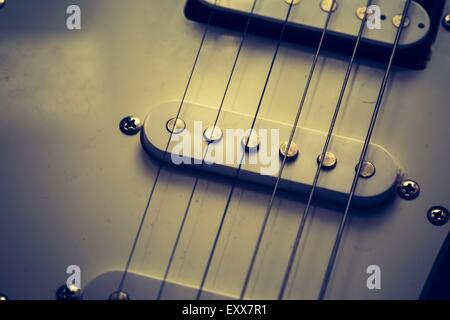 Close up de l'élément de la guitare électrique. Résumé photo. Banque D'Images