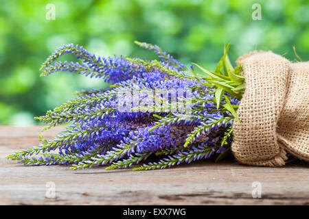 Bouquet de fleurs d'été bleu dans un sac. Dans un décor de style rustique. Banque D'Images