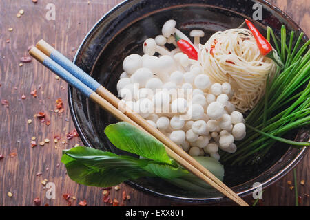 Déjeuner de style oriental preparattion : mi trung nouilles aux œufs, piment, bok choi, moyashi springs et champignons shimeji Banque D'Images