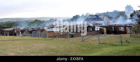 Lac, Isle of Wight, Hampshire, Royaume-Uni. Vendredi 17 Juillet, 2015. GV montrant la lumière du jour a clairement fait la destruction provoquée par un grand incendie qui a détruit une école dans le lac ce matin (vendredi). Cinquante équipes de pompiers de partout dans l'île ont été la lutte contre un incendie au centre de formation de l'île sur Manor Road, Lake depuis minuit une fois qu'il apparaît un mini-bus la propagation du feu à l'école. L'ancien Broadlea école primaire a été complètement détruit. Credit : uknip/ Alamy Live News Banque D'Images