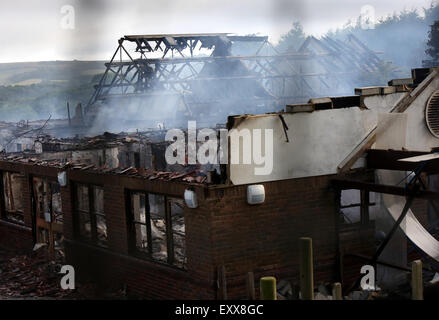 Lac, Isle of Wight, Hampshire, Royaume-Uni. Vendredi 17 Juillet, 2015. GV montrant la lumière du jour a clairement fait la destruction provoquée par un grand incendie qui a détruit une école dans le lac ce matin (vendredi). Cinquante équipes de pompiers de partout dans l'île ont été la lutte contre un incendie au centre de formation de l'île sur Manor Road, Lake depuis minuit une fois qu'il apparaît un mini-bus la propagation du feu à l'école. L'ancien Broadlea école primaire a été complètement détruit. Credit : uknip/ Alamy Live News Banque D'Images