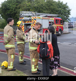 Lac, Isle of Wight, Hampshire, Royaume-Uni. Vendredi 17 Juillet, 2015. GV montrant la lumière du jour a clairement fait la destruction provoquée par un grand incendie qui a détruit une école dans le lac ce matin (vendredi). Cinquante équipes de pompiers de partout dans l'île ont été la lutte contre un incendie au centre de formation de l'île sur Manor Road, Lake depuis minuit une fois qu'il apparaît un mini-bus la propagation du feu à l'école. L'ancien Broadlea école primaire a été complètement détruit. Credit : uknip/ Alamy Live News Banque D'Images