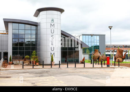 Stoke-on-Trent, Staffordshire, Royaume-Uni. 17 juillet, 2015. La Wedgwood Visitor Center and Museum, Stoke-on-Trent, Angleterre, états-majors, le jour où il a été rouvert après 6 mois d'être fermé pour rénovation. Vendredi 17 juin. Juillet 2015 Crédit : John Keates/Alamy Live News Banque D'Images