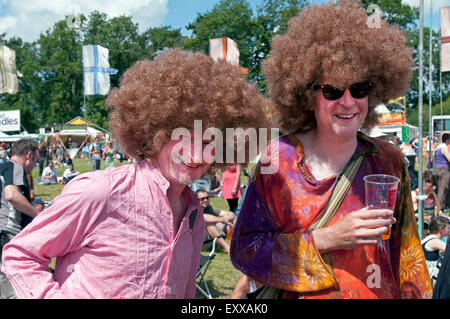 Deux hommes portant des perruques afro costumé au world music festival WOMAD Banque D'Images