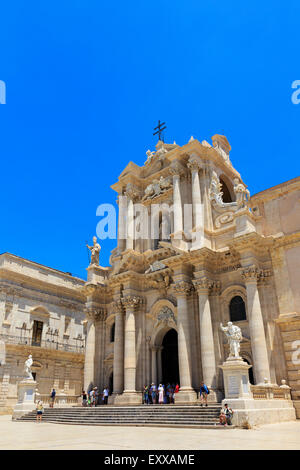 Piazzo del Duomo, Ortigia, Syracuse, Sicile avec la façade baroque de l'église de Santa Lucia alla Badia Banque D'Images