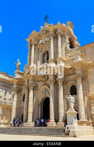 Piazzo del Duomo, Ortigia, Syracuse, Sicile avec la façade baroque de l'église de Santa Lucia alla Badia Banque D'Images