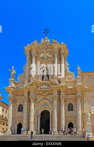 Piazzo del Duomo, Ortigia, Syracuse, Sicile avec la façade baroque de l'église de Santa Lucia alla Badia Banque D'Images