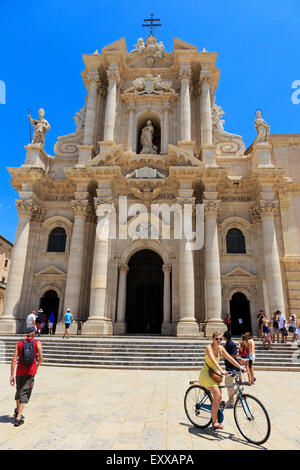 Piazzo del Duomo, Ortigia, Syracuse, Sicile avec la façade baroque de l'église de Santa Lucia alla Badia Banque D'Images