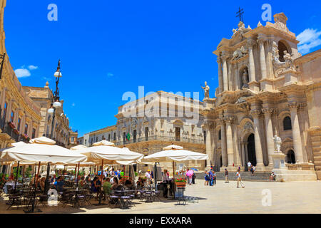 Piazzo del Duomo, Ortigia, Syracuse, Sicile avec la façade baroque de l'église de Santa Lucia alla Badia Banque D'Images