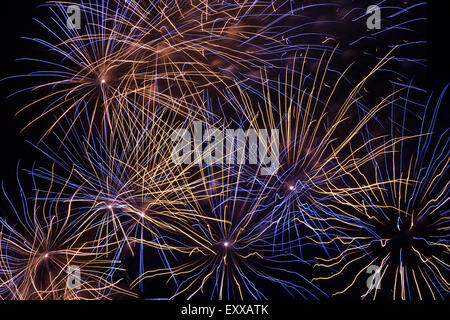 Résumé et beaux modèles de lumière créée par l'éclatement d'artifice dans le ciel nocturne, Cincinnati, Ohio, USA Banque D'Images