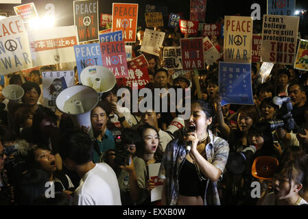 Tokyo, Japon. 17 juillet, 2015. Les manifestants d'assister à une démonstration contre les lois de sécurité en face de l'édifice du parlement à Tokyo, Japon, Juillet 17, 2015. Des dizaines de milliers de personnes ont participé à cette manifestation. Credit : Stringer/Xinhua/Alamy Live News Banque D'Images