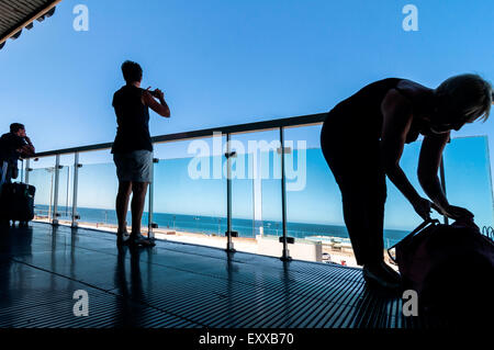 Palerme, Italie - 27 août 2014 : passagers attendent pour leurs vols sur la terrasse l'aéroport Falcone Borsellino de Palerme, Italie. Banque D'Images