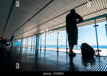 Palerme, Italie - 27 août 2014 : passagers attendent pour leurs vols sur la terrasse l'aéroport Falcone Borsellino de Palerme, Italie. Banque D'Images