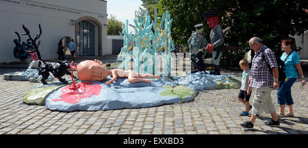 L'installation monumentale avec le thème du rideau de fer faite par groupe d'art moderne tchèque Pode Bal est vu dans la galerie Musée Kampa à Prague, République tchèque, le 16 juillet 2015. La statue controversée a été installé en face du Parlement européen à Bruxelles, Belgique cette année et au Parlement ont protesté contre elle et a appelé à la suppression immédiate des travaux en raison de la façon dont le sang est visualisé. L'installation commémore la mort d'un jeune homme qui tentait de fuir de l'ancienne Allemagne de l'Est à l'Autriche. (Photo/CTK Michal Krumphanzl) Banque D'Images