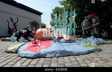 L'installation monumentale avec le thème du rideau de fer faite par groupe d'art moderne tchèque Pode Bal est vu dans la galerie Musée Kampa à Prague, République tchèque, le 16 juillet 2015. La statue controversée a été installé en face du Parlement européen à Bruxelles, Belgique cette année et au Parlement ont protesté contre elle et a appelé à la suppression immédiate des travaux en raison de la façon dont le sang est visualisé. L'installation commémore la mort d'un jeune homme qui tentait de fuir de l'ancienne Allemagne de l'Est à l'Autriche. (Photo/CTK Michal Krumphanzl) Banque D'Images