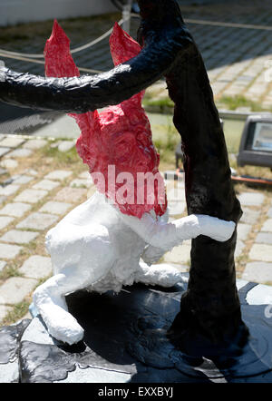 L'installation monumentale avec le thème du rideau de fer faite par groupe d'art moderne tchèque Pode Bal est vu dans la galerie Musée Kampa à Prague, République tchèque, le 16 juillet 2015. La statue controversée a été installé en face du Parlement européen à Bruxelles, Belgique cette année et au Parlement ont protesté contre elle et a appelé à la suppression immédiate des travaux en raison de la façon dont le sang est visualisé. L'installation commémore la mort d'un jeune homme qui tentait de fuir de l'ancienne Allemagne de l'Est à l'Autriche. (Photo/CTK Michal Krumphanzl) Banque D'Images