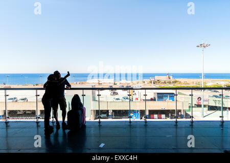 Palerme, Italie - 27 août 2014 : passagers attendent pour leurs vols sur la terrasse l'aéroport Falcone Borsellino de Palerme, Italie. Banque D'Images