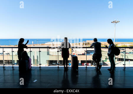 Palerme, Italie - 27 août 2014 : passagers attendent pour leurs vols sur la terrasse l'aéroport Falcone Borsellino de Palerme, Italie. Banque D'Images