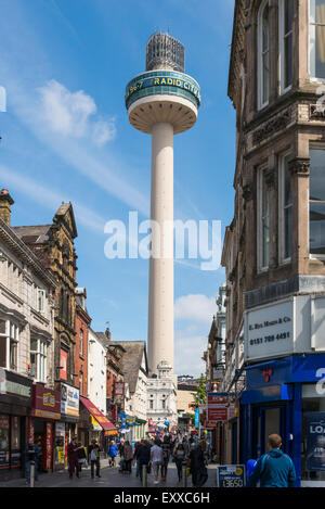 Radio City Tower et rue commerçante avec clients dans le centre-ville de Liverpool, England, UK Banque D'Images