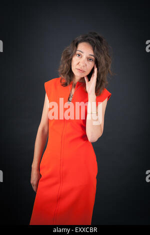 Belle femme faisant des expressions différentes dans différents ensembles de vêtements : fatigué Banque D'Images