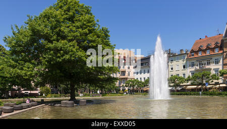 Fontaine dans une place au centre de Baden-Baden, dans la Forêt-Noire, Bade-Wurtemberg, Allemagne, Europe Banque D'Images