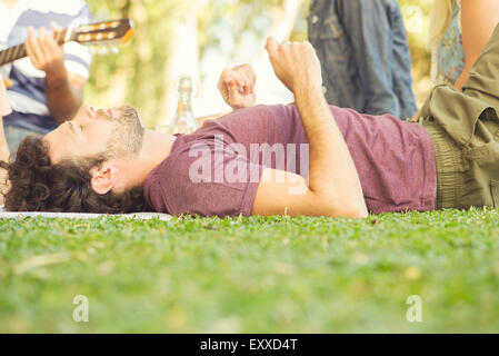 Pique-nique à la sieste de l'homme Banque D'Images