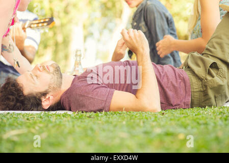 Pique-nique à la sieste de l'homme Banque D'Images