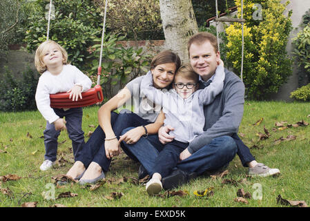 Family relaxing in backyard, portrait Banque D'Images