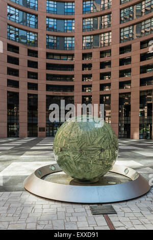 Cour intérieure à l'intérieur du bâtiment du Parlement européen, Strasbourg, France, Europe Banque D'Images