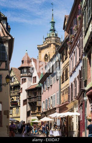 Le clocher de l'église St Martin surplombe la vieille ville de Colmar, Alsace, France, Europe Banque D'Images