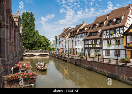 Maisons médiévales et les touristes dans la Petite Venise ou le quartier de la Petite Venise, Vieille Ville, Colmar, Alsace, France Banque D'Images