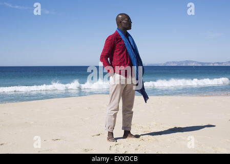 Homme debout seul sur beach Banque D'Images