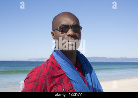 Homme à la plage, portrait Banque D'Images