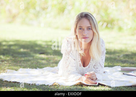 Woman relaxing in park Banque D'Images