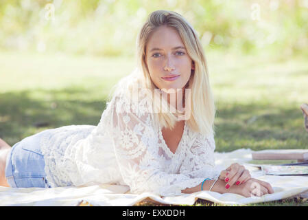 Woman daydreaming in park Banque D'Images