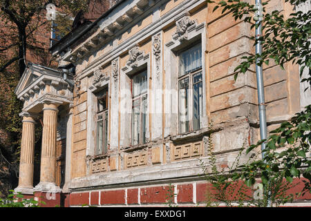 Ancienne maison en pierre construit au 18ème siècle. Maison Surukchi - une maison de maître, en qui, pendant de nombreuses années, il est resté célèbre Banque D'Images