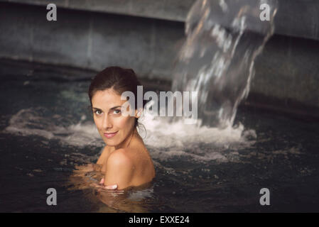 Femme baignant dans la piscine spa Banque D'Images