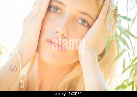 Woman holding head, portrait Banque D'Images