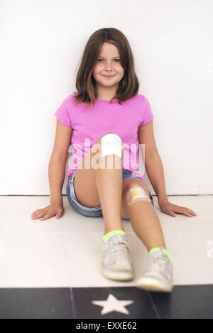 Girl avec les deux genoux bandées, smiling Banque D'Images