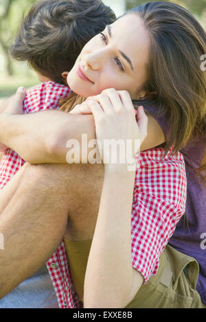 Couple embracing outdoors Banque D'Images