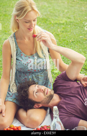 Couple having picnic ensemble Banque D'Images