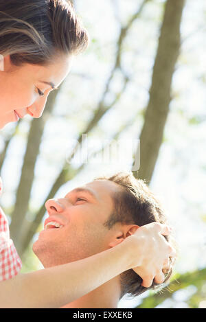 Couple ensemble à l'extérieur, caressant les cheveux de l'homme femme Banque D'Images