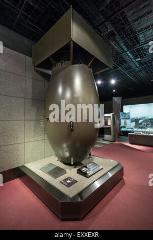 Une maquette pleine grandeur de la bombe atomique au plutonium 'Fat Man' abandonné sur Nagasaki Nagasaki dans le musée de la Bombe Atomique, Japon Banque D'Images