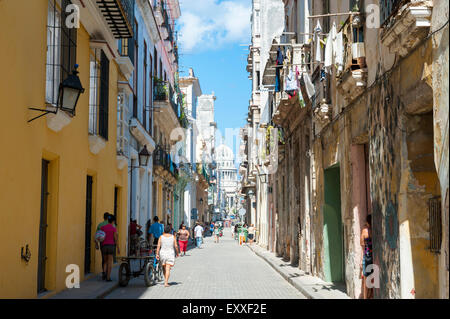 La HAVANE, CUBA - circa 2011, juin : les Cubains à pied sur le côté ombragé d'une rue de Habana Vieja. Banque D'Images