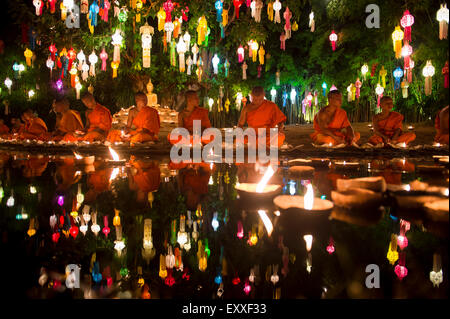 CHIANG MAI, THAÏLANDE - 06 NOVEMBRE 2014 : les jeunes moines bouddhistes méditant assis à un festival de lumières loi krathong cérémonie. Banque D'Images