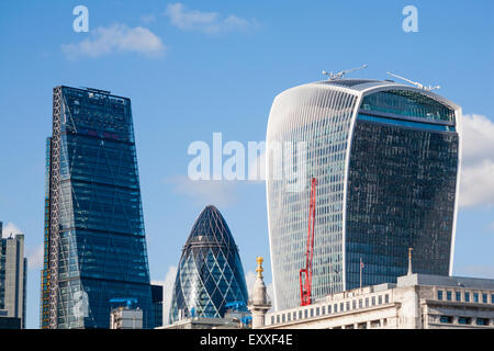 Toits de Londres avec talkie walkie, cornichon et la râpe à fromage bâtiments, Londres Banque D'Images
